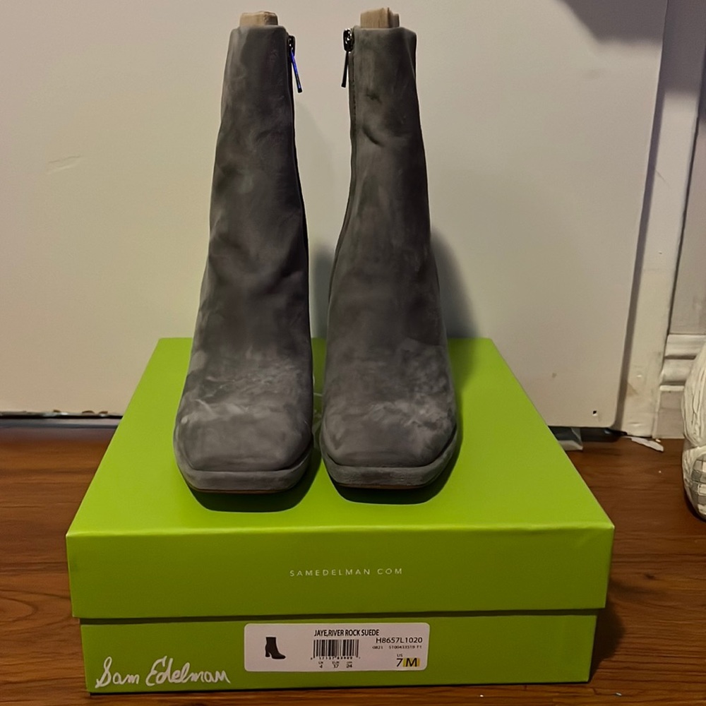 Sam Edelman 70s flared healed boots. Size 7M